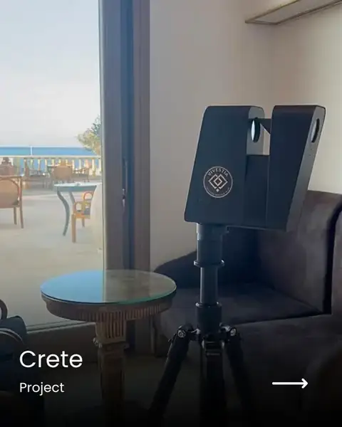 3D κάμερα της Vivestia σε τρίποδο σε lounge ξενοδοχείου, σε έργο στην Κρήτη