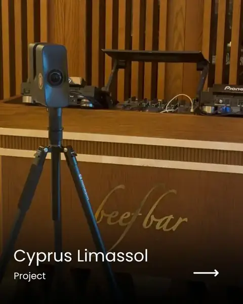 3D κάμερα της Vivestia σε τρίποδο σε μπαρ, σε έργο στη Λεμεσό της Κύπρου