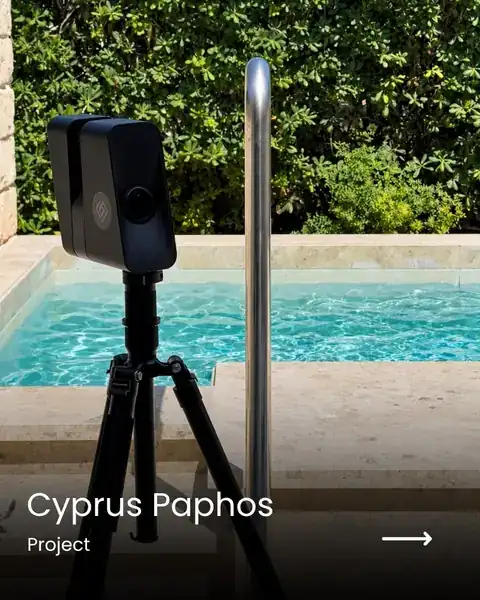 3D κάμερα της Vivestia σε τρίποδο δίπλα σε πισίνα, σε έργο στην Πάφο της Κύπρου