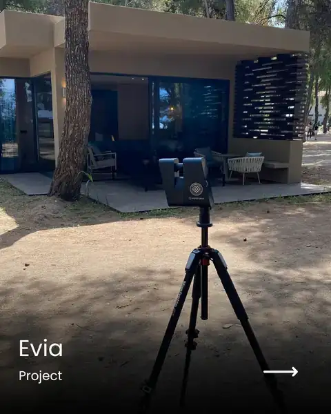 3D κάμερα της Vivestia σε τρίποδο έξω από βίλα, σε έργο στην Εύβοια
