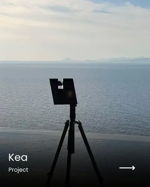 3D κάμερα της Vivestia σε τρίποδο με θέα τη θάλασσα, σε έργο στην Κέα