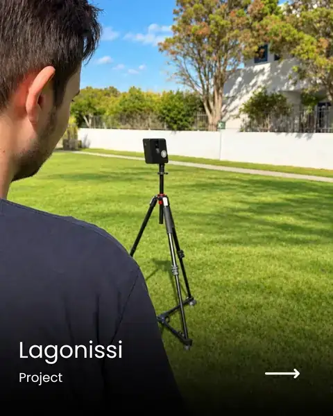 Μέλος της ομάδας της Vivestia σαρώνει κήπο με 3D κάμερα στο Λαγονήσι