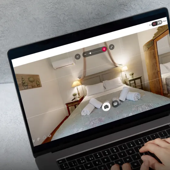 Laptop exporting a high-resolution photo from a 3D tour